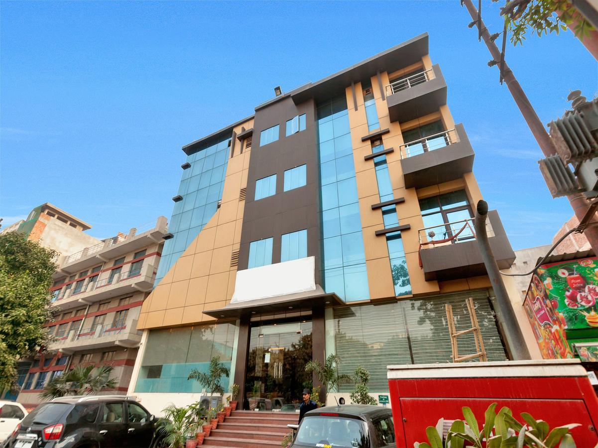 Hotel Oyo 9841 The Vivir 1 Noida Exterior foto