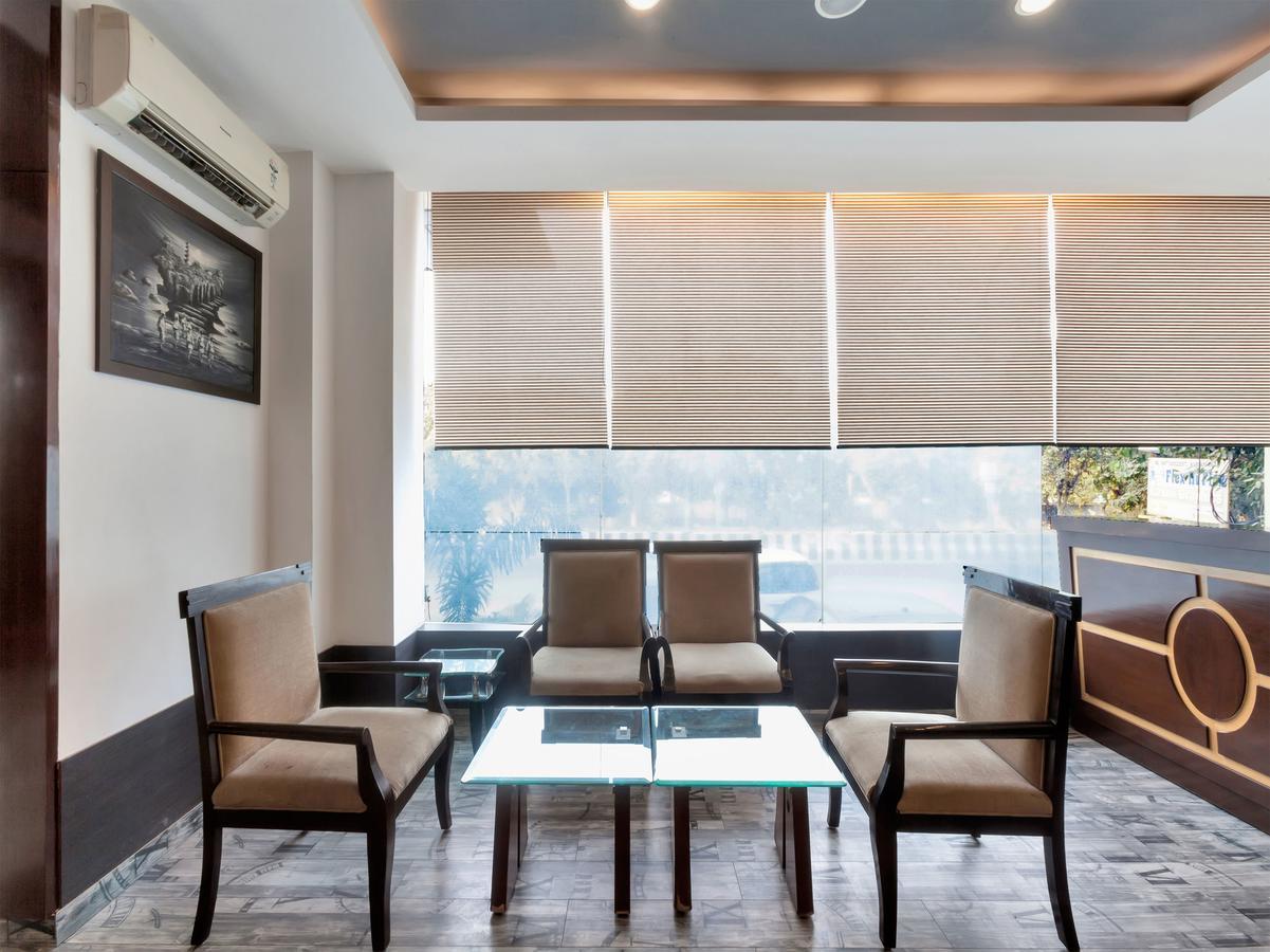 Hotel Oyo 9841 The Vivir 1 Noida Exterior foto