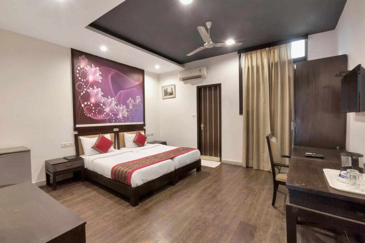 Hotel Oyo 9841 The Vivir 1 Noida Exterior foto