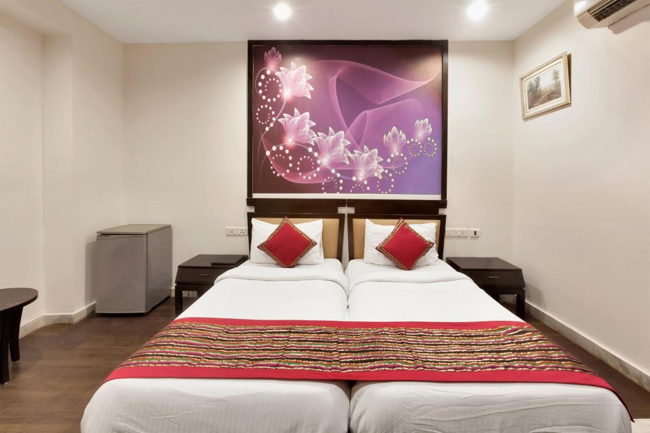 Hotel Oyo 9841 The Vivir 1 Noida Exterior foto