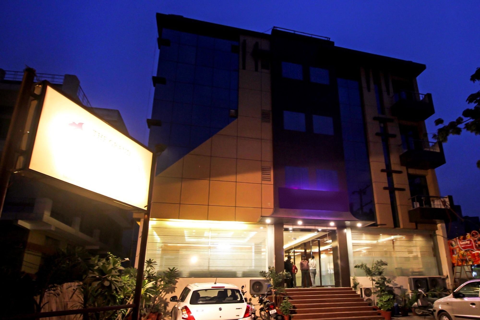 Hotel Oyo 9841 The Vivir 1 Noida Exterior foto