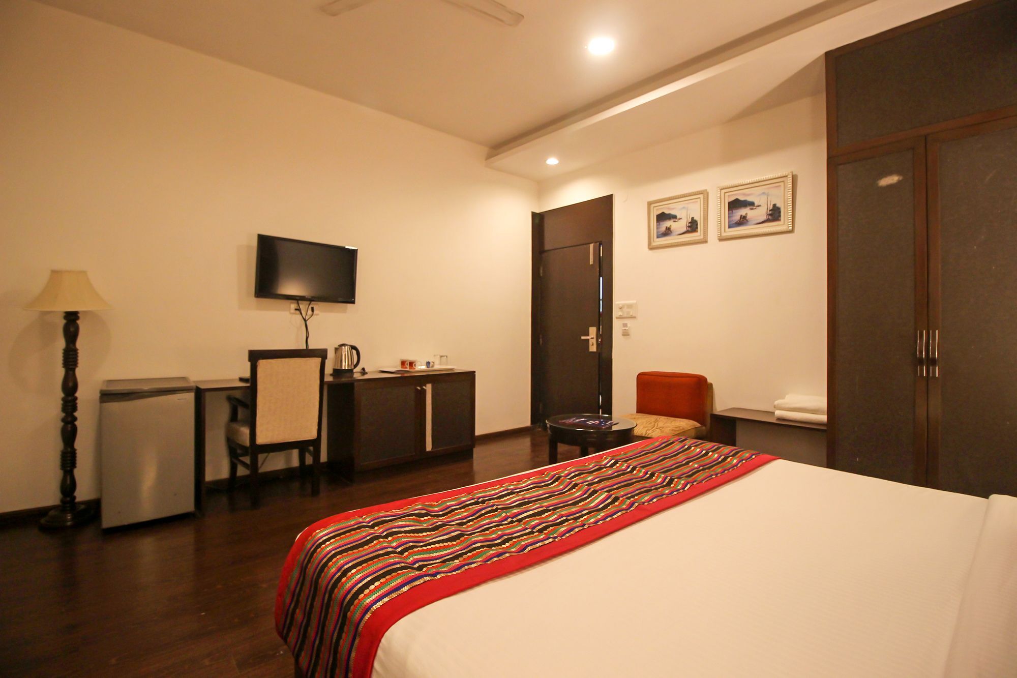 Hotel Oyo 9841 The Vivir 1 Noida Exterior foto