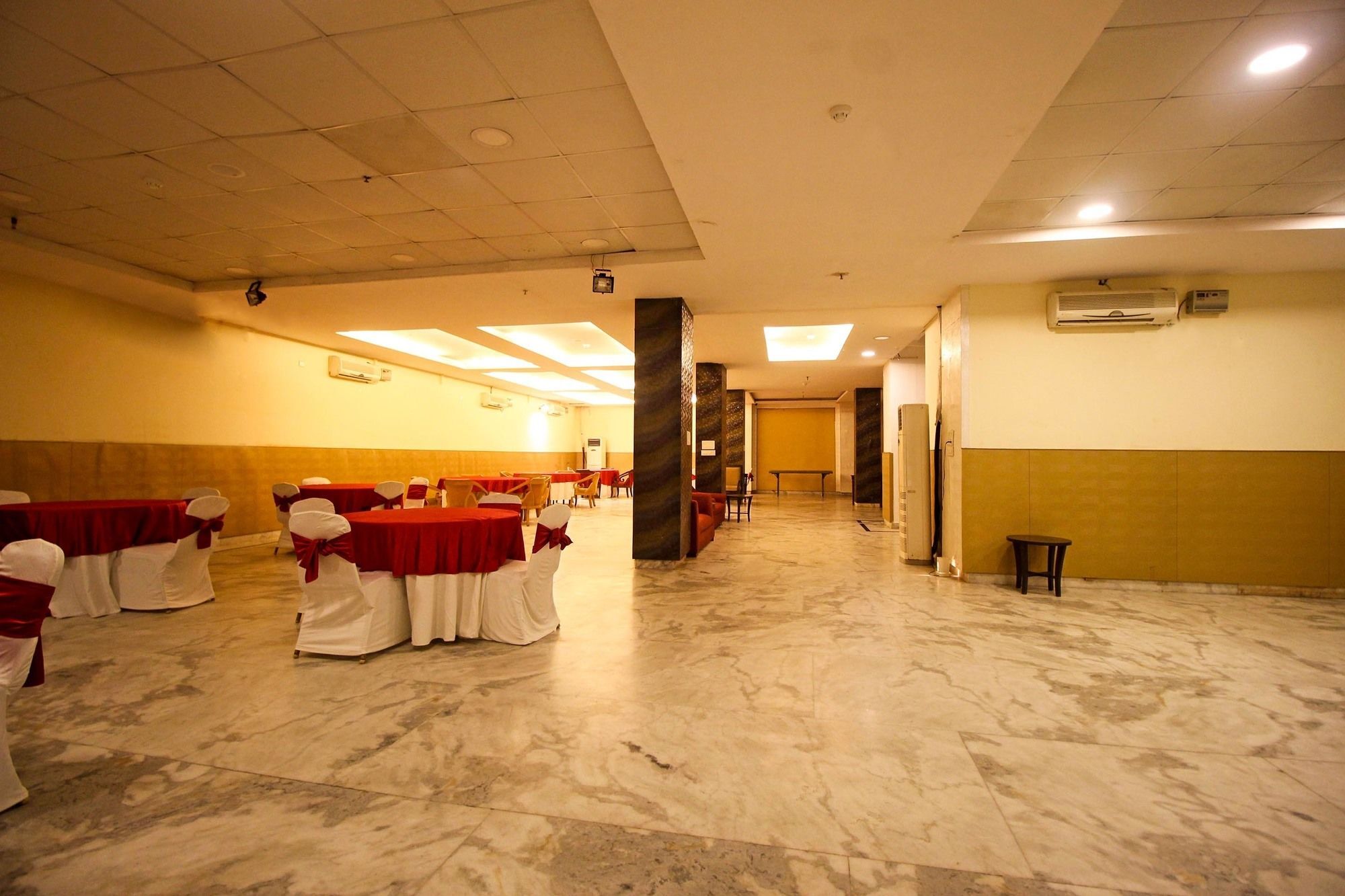 Hotel Oyo 9841 The Vivir 1 Noida Exterior foto
